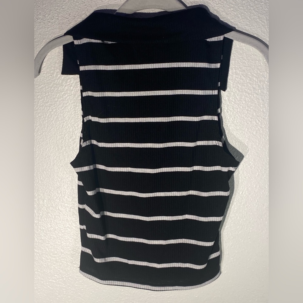 Stripped sleeveless collared shirt